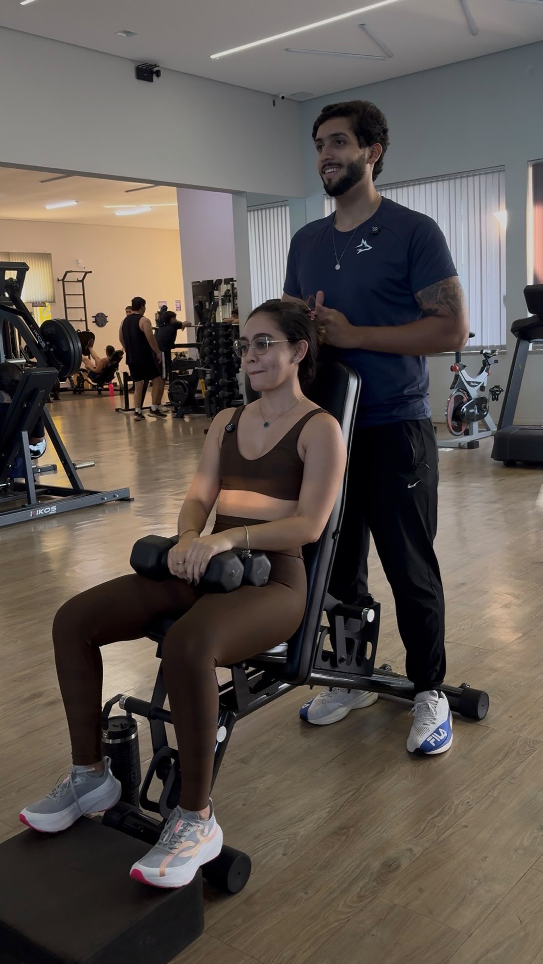 Renan Leão acompanhando aluna em treino de força